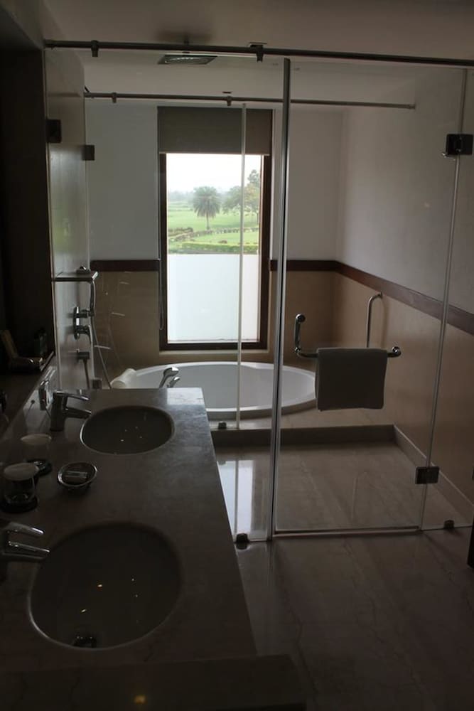 Deluxe – King Room - Photo 6