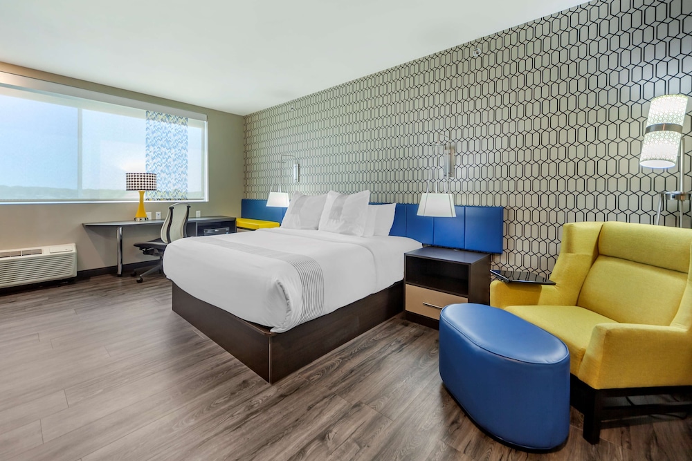 Standard Room, 1 King Bed, Non Smoking, Refrigerator - Photo 3