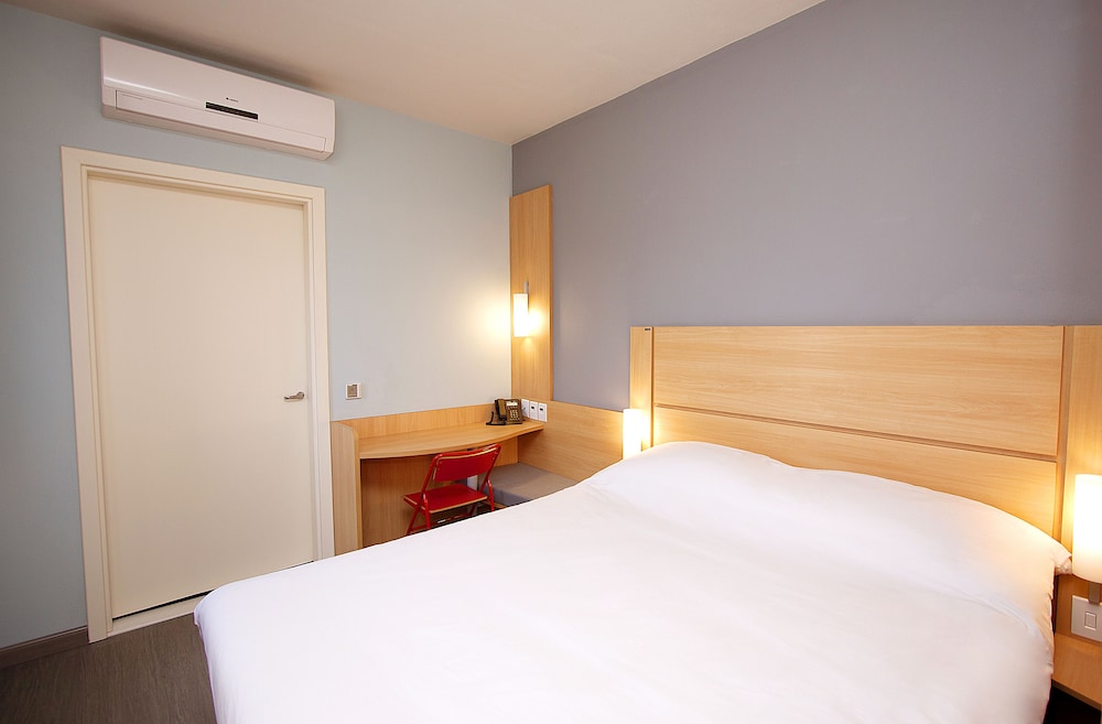 Standard Room, Multiple Beds photo 2