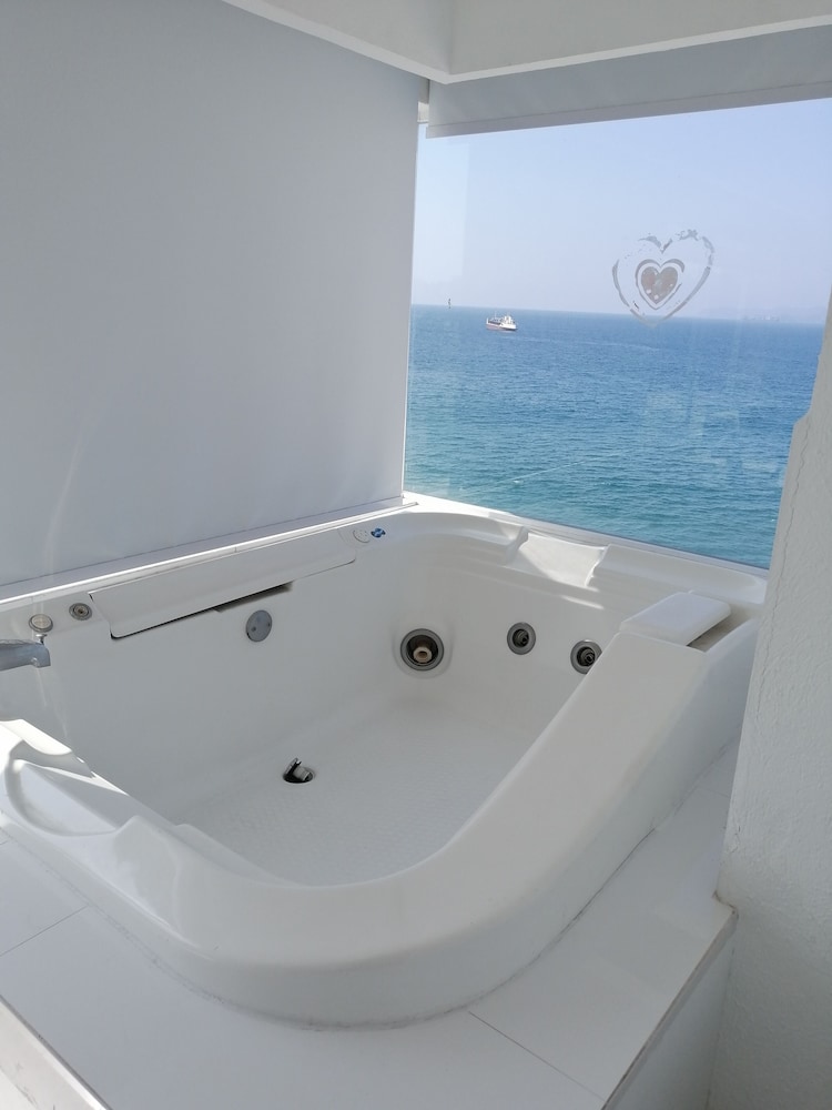 Suite, 1 King Bed, Non Smoking - Photo 5