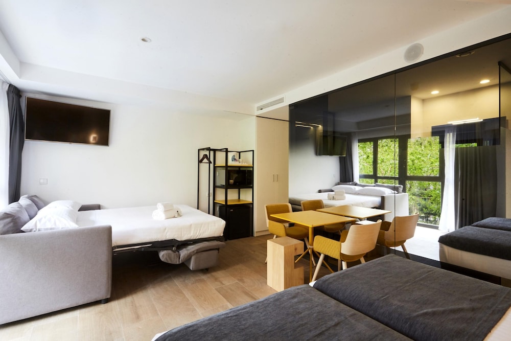 Superior Double Room thumbnail 6