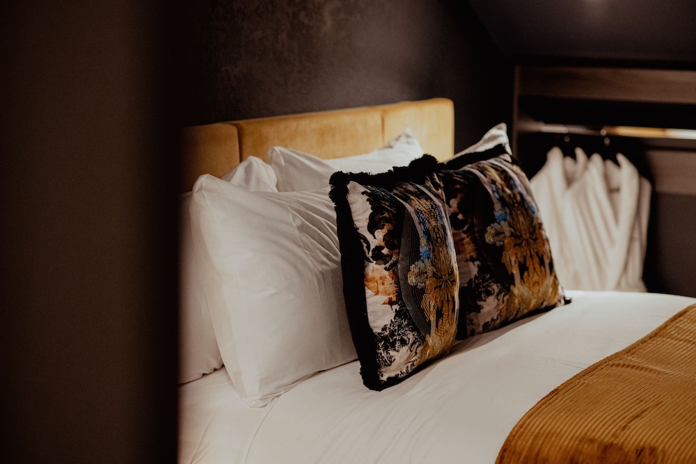 Signature Suite, 1 King Bed - Photo 5