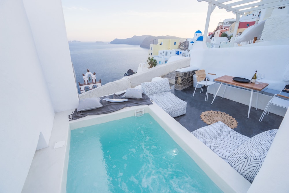 Artemis Suite with Outdoor heated Jacuzzi & Caldera View photo 2