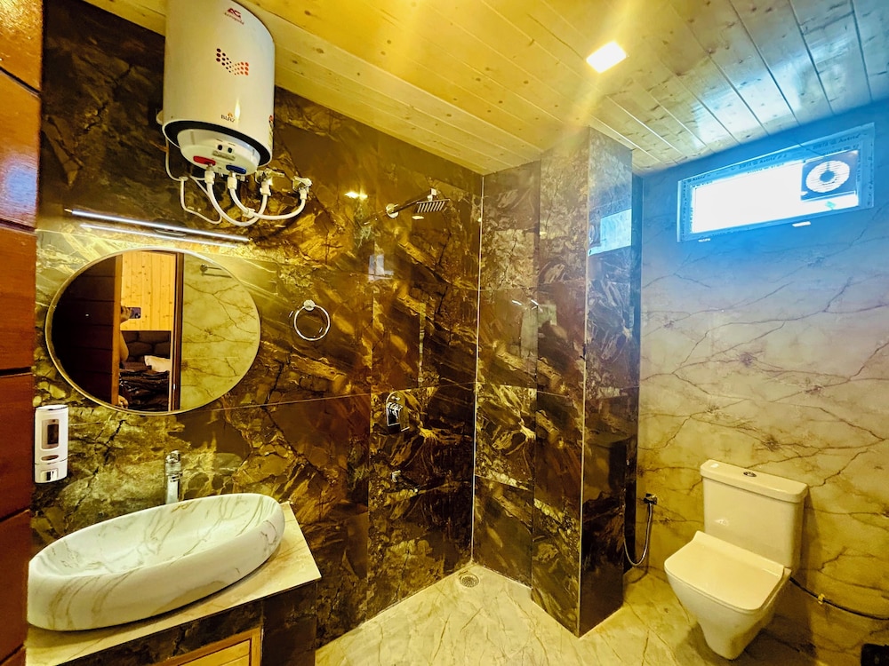 Family Double or Twin Room, Hill View photo 3