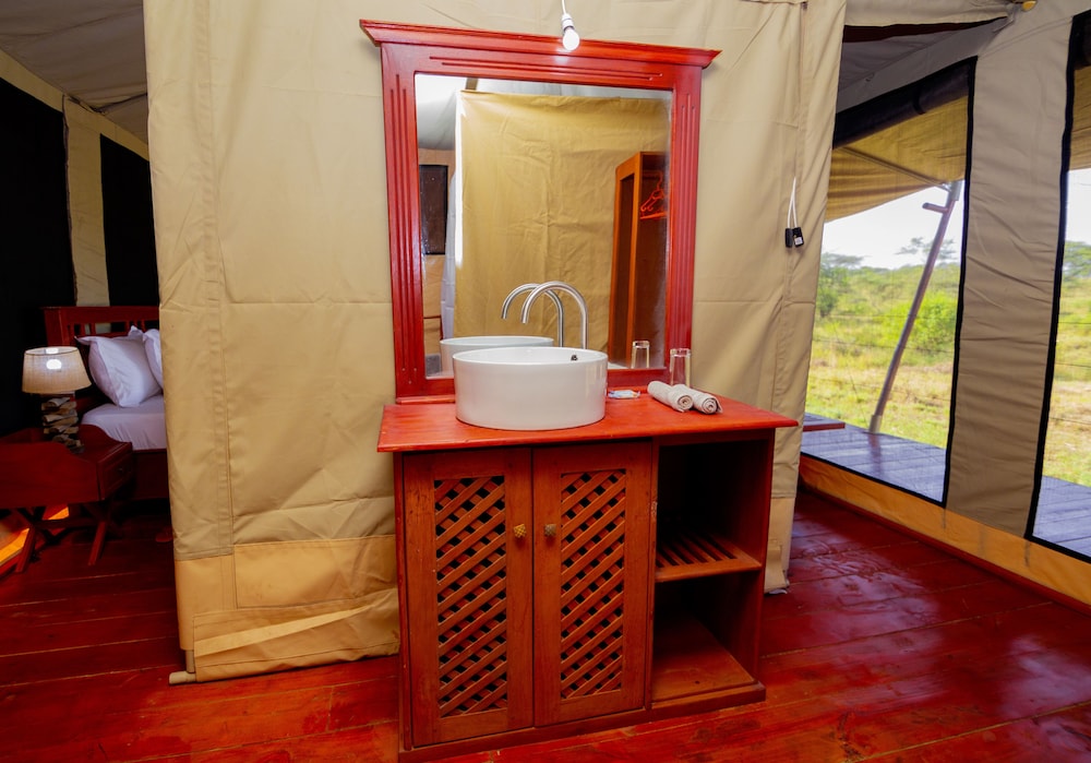 Deluxe Tent (Triple) photo 2