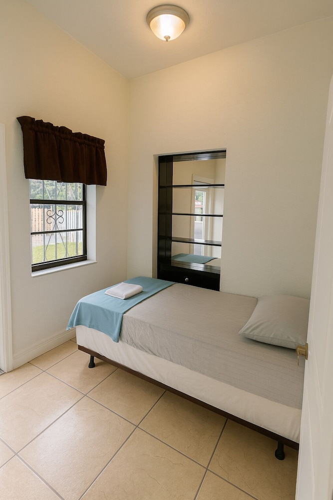 Basic Single Room photo 2
