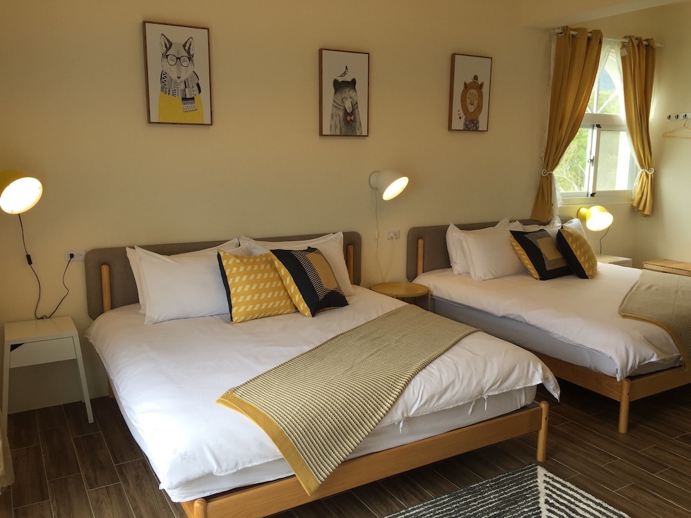 Family Quadruple Room, 2 Queen Beds, Balcony, Ocean View photo 1