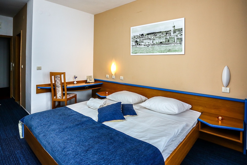 Family Room, 2 Bedrooms, Balcony photo 3