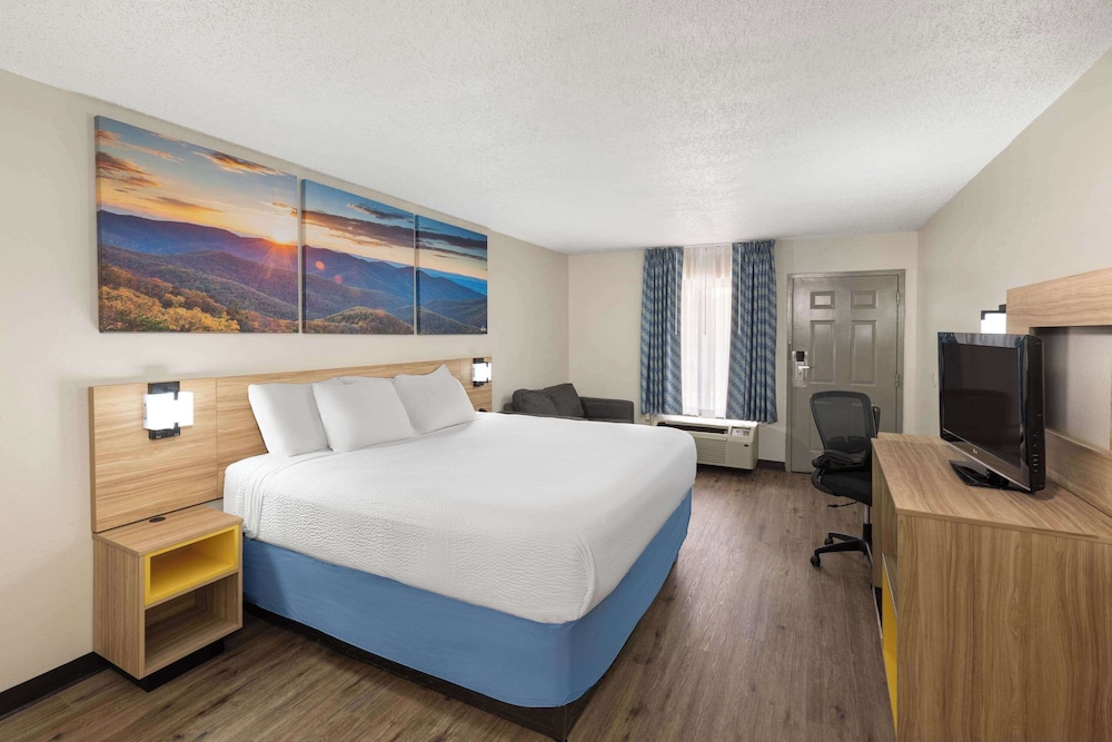 Studio Suite, 1 King Bed, Smoking photo 1