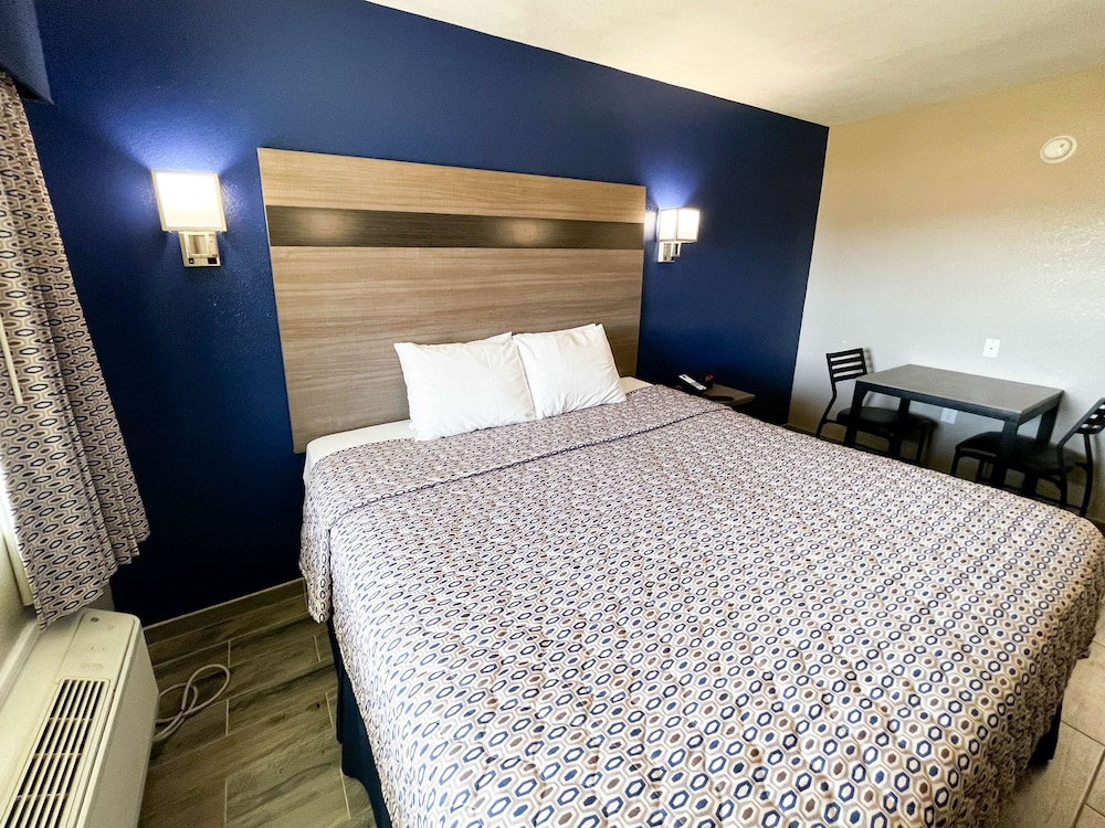 Standard Room, 1 King Bed, Non Smoking - Photo 1