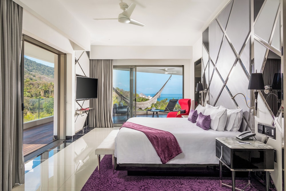 Ultra Corner Suite South