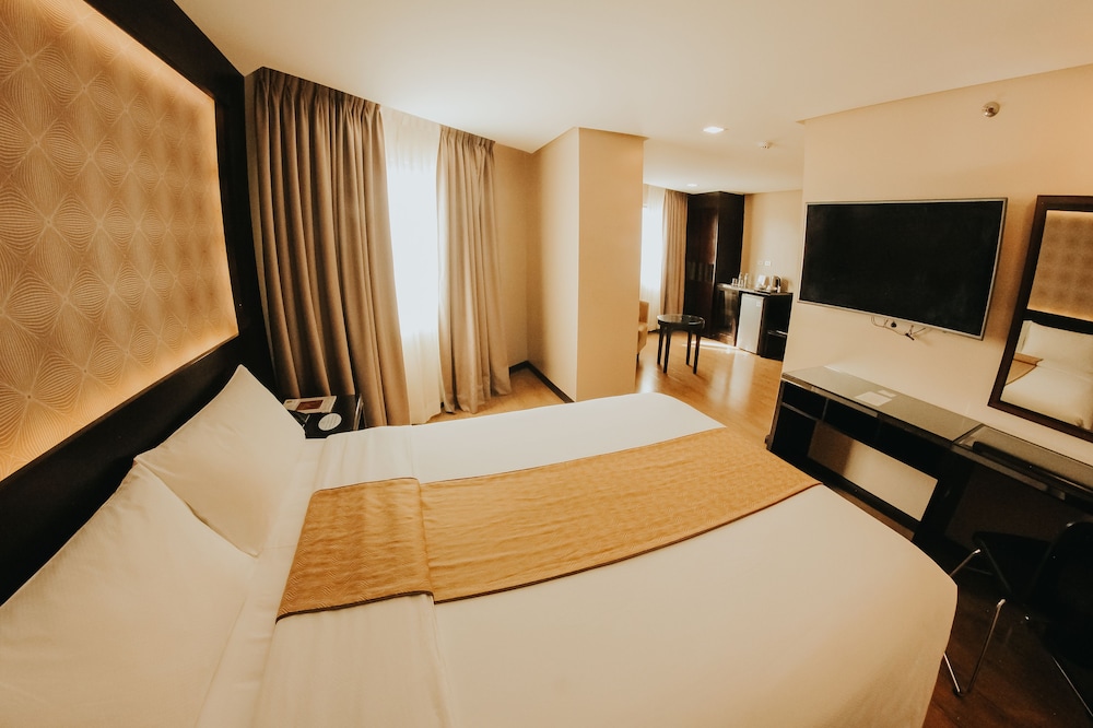 Premier Queen Room (West Wing) photo 3
