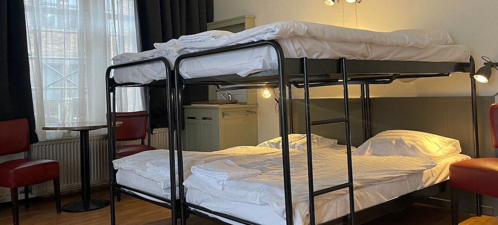 Comfort Room, Multiple Beds, Shared Bathroom, City View (8 Persons)