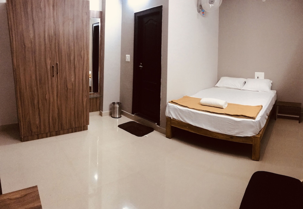 Budget Double Room - Photo 9