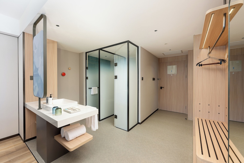 Standard Room, 2 Double Beds, Accessible photo 2