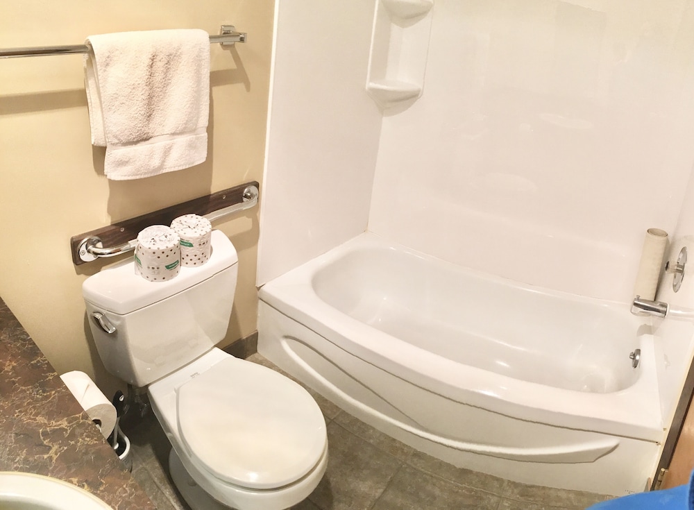 Economy Triple Room photo 3