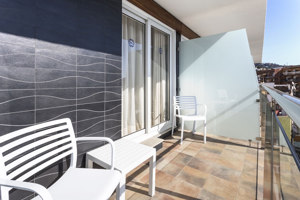 Standard Triple Room, City View - Photo 11