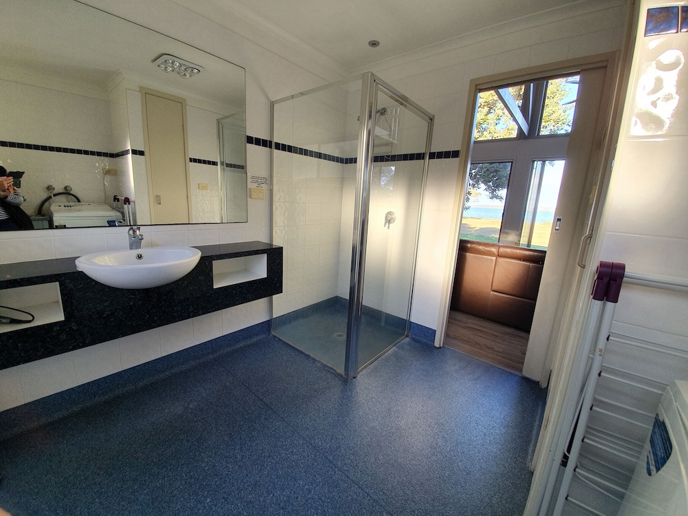 Standard Cabin, 2 Bedrooms, Non Smoking, Kitchen (& Loft Sleeps 6) photo 2