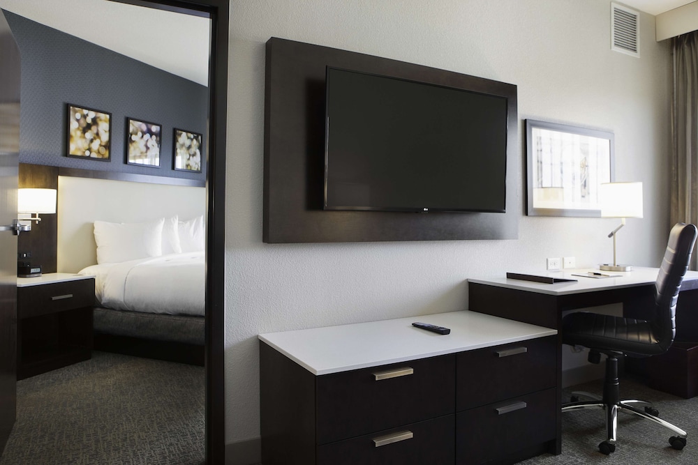 Deluxe Suite, 1 King Bed with Sofa bed, Accessible (Mobility & Hearing, Roll-in Shower) photo 3