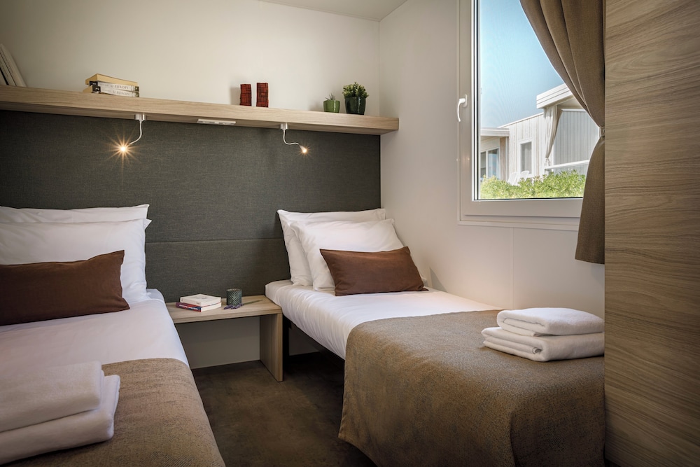 Amber Sea Luxury Village - Pool Holiday Home photo 2
