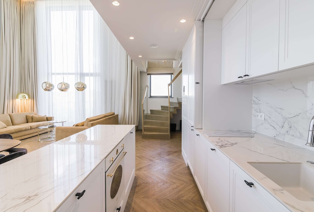Presidential Suite, Balcony thumbnail 6