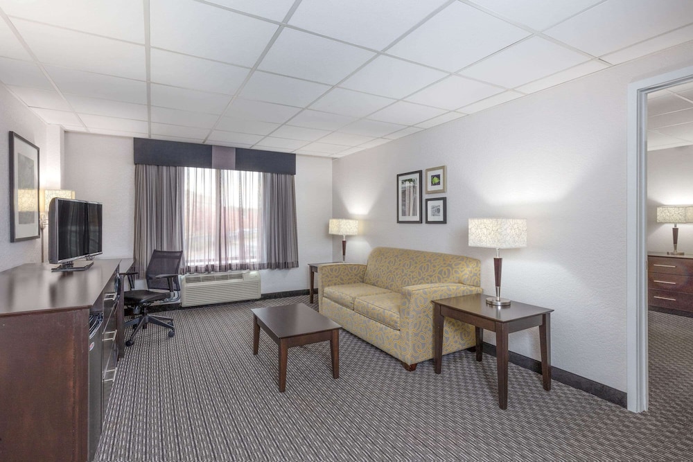 Deluxe Suite, 1 King Bed, Non Smoking (Deluxe Family Suite) - Photo 2