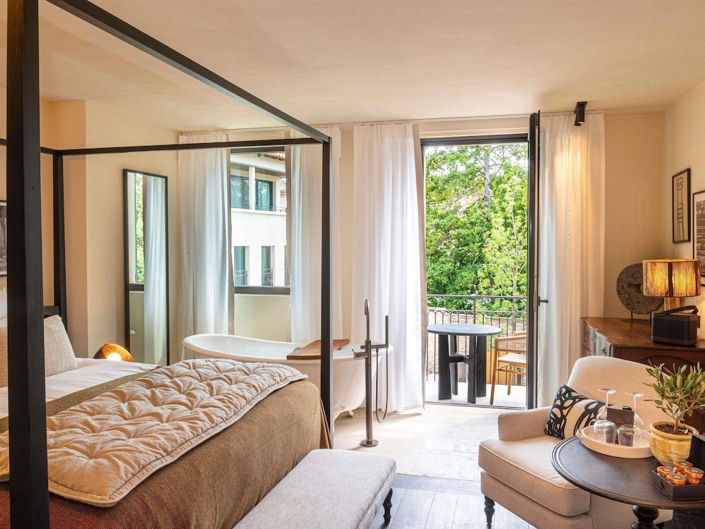 Junior Suite, 1 King Bed, Balcony, Pool View