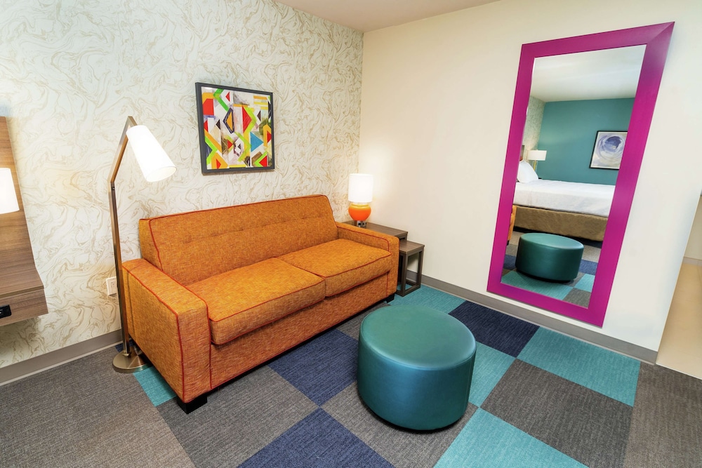 Suite, 1 King Bed, Accessible (Mobility & Hearing, Roll-in Shower) - Photo 12
