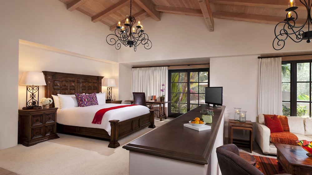 Suite with One King Bed (Non Smoking) (Accessible) photo 1