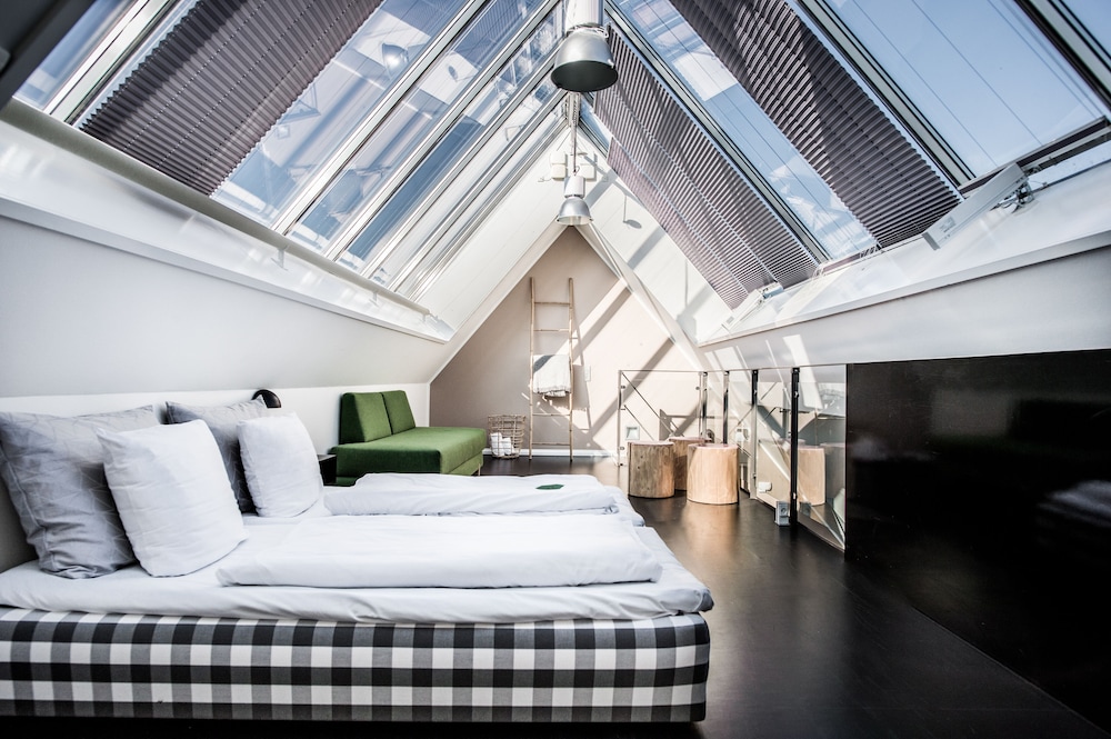 Penthouse, 3 Bedrooms, Balcony, Partial Lake View
