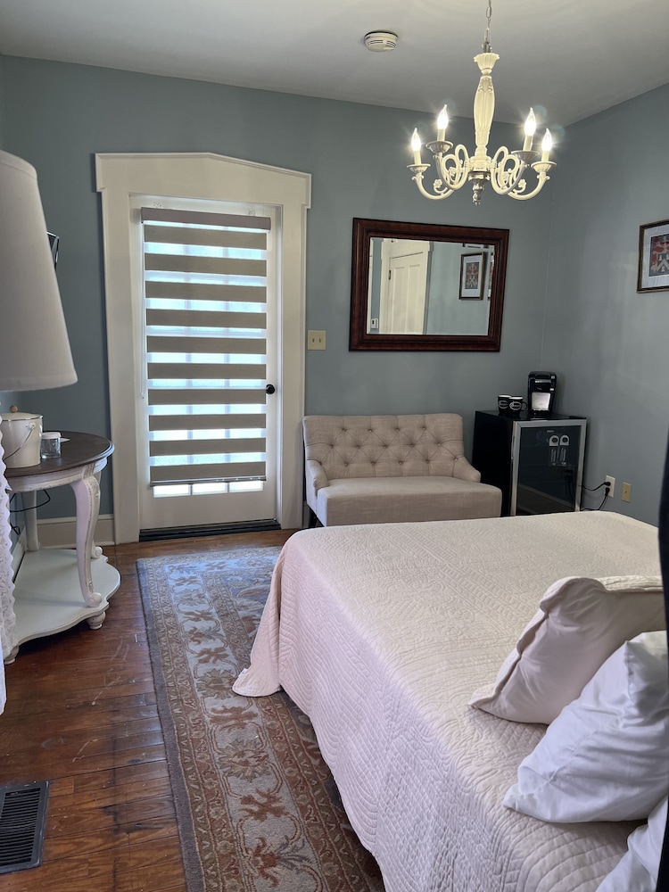 Standard Room, 1 Queen Bed, Garden View (Thrall- Founder's Hall) photo 3