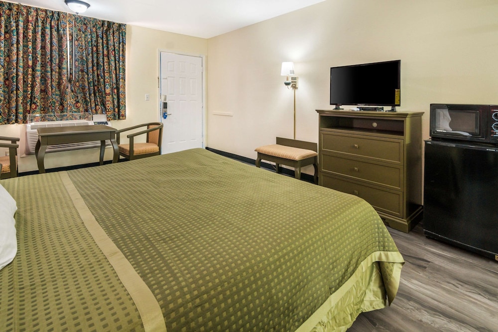 Standard Room, 1 King Bed, Non Smoking photo 3