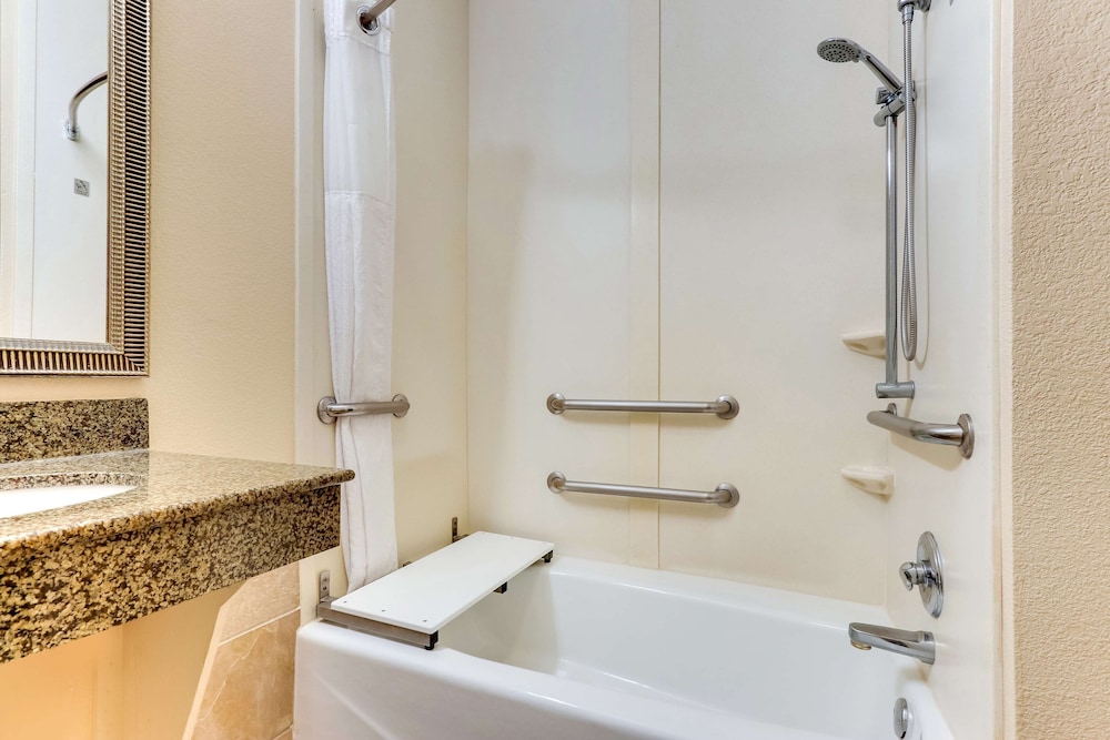 Standard Room, 1 King Bed, Accessible, Bathtub - Photo 4