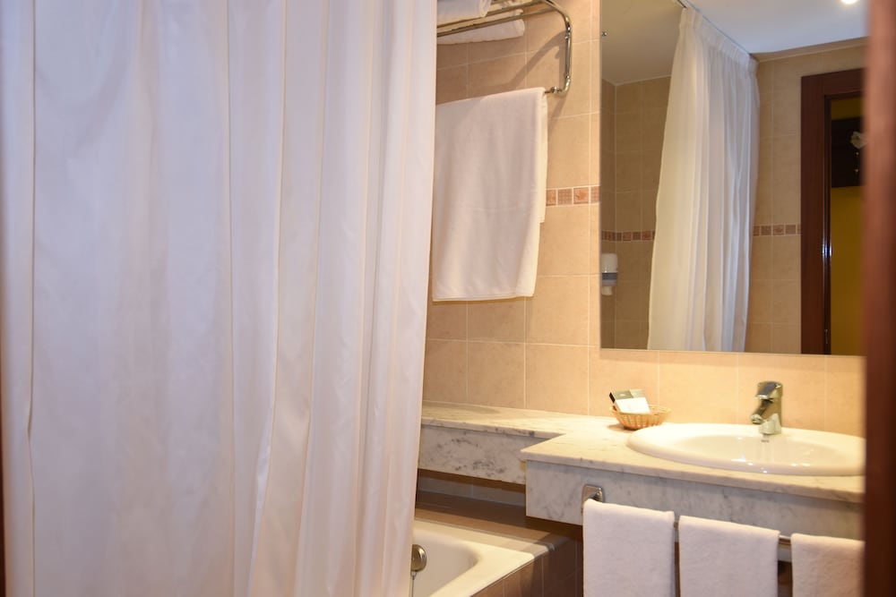 Standard Quadruple Room - Photo 7