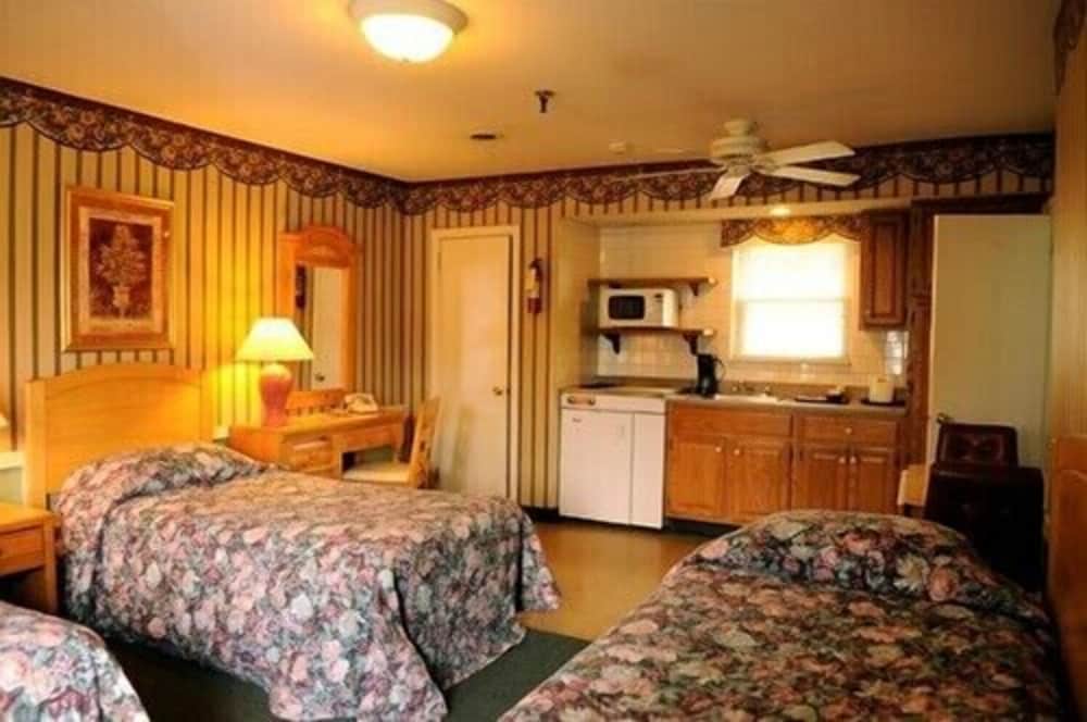 Room, 3 Single Beds, Kitchen photo 2