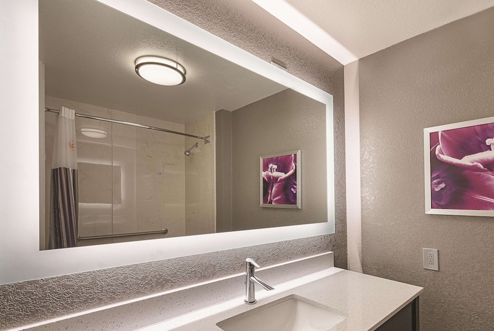 Deluxe Room, Multiple Beds, Non Smoking (1 King Bed and 1 Full Bed) - Photo 11
