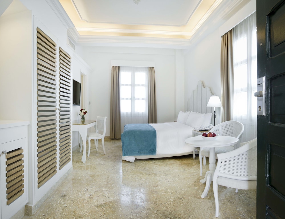 Premium Room, 1 King Bed, Non Smoking - Photo 2