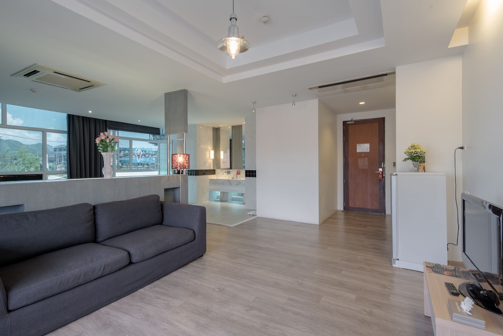 Honeymoon Suite with Balcony - Photo 6