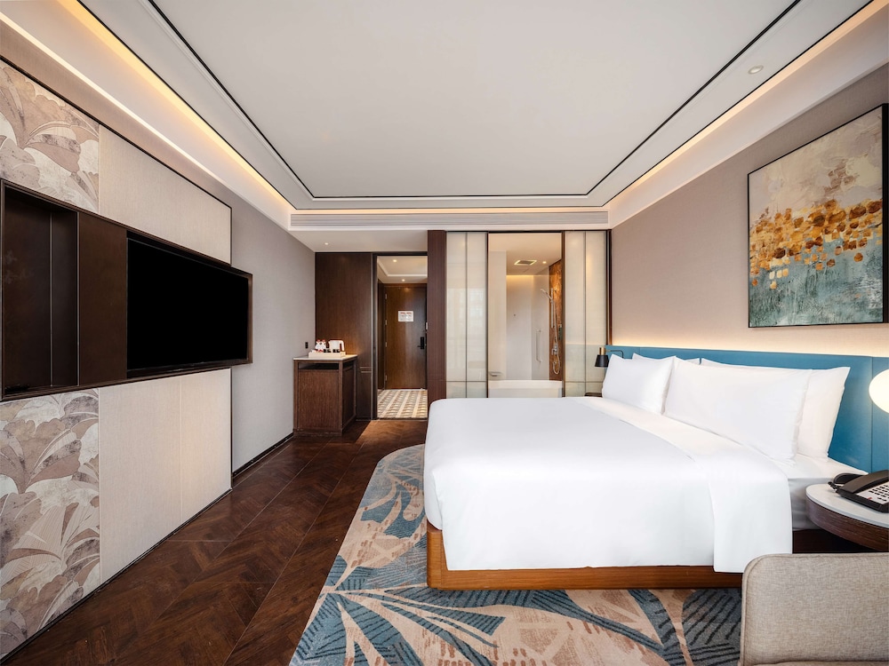 Deluxe Room, 1 King Bed with Sofa bed