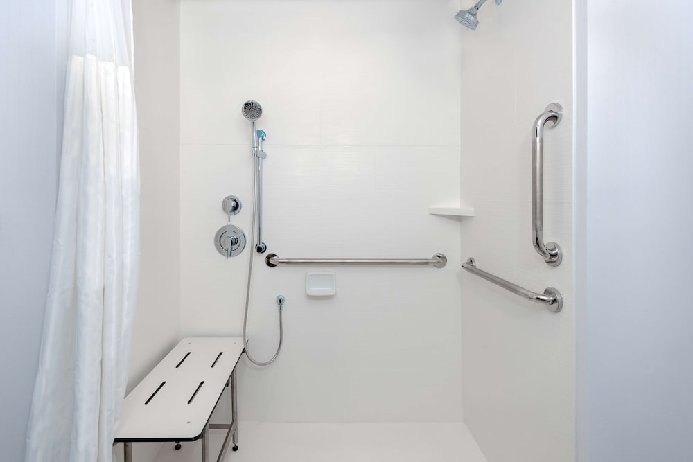 Room, 1 King Bed, Accessible (Mobility & Hearing, Roll-in Shower) - Photo 7