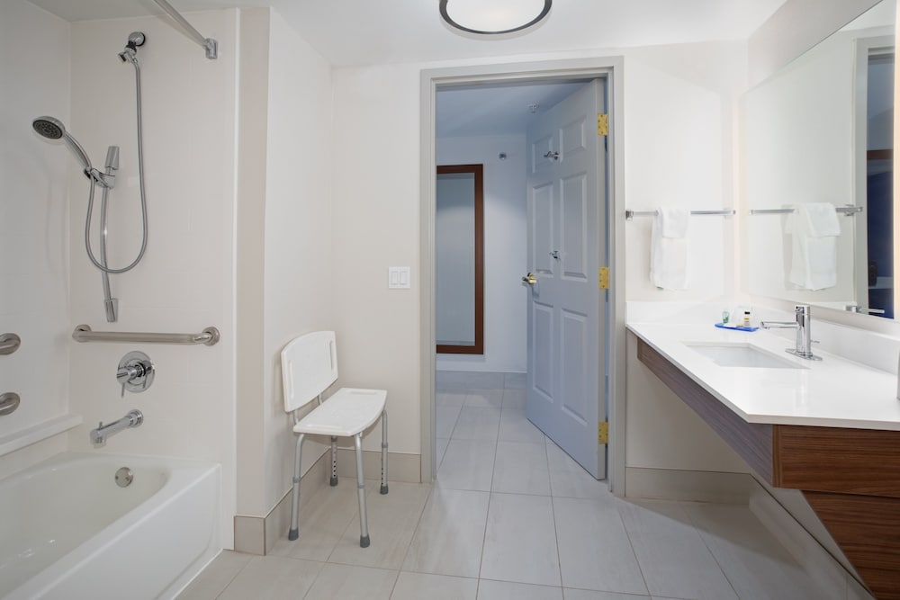 Standard Room, 1 King Bed, Accessible (Communications, Mobility, Access Tub) - Photo 6
