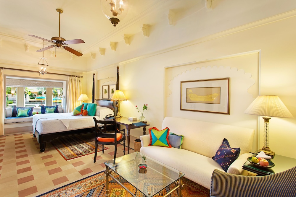 Premier Room, 1 King Bed, Pool View - Photo 1
