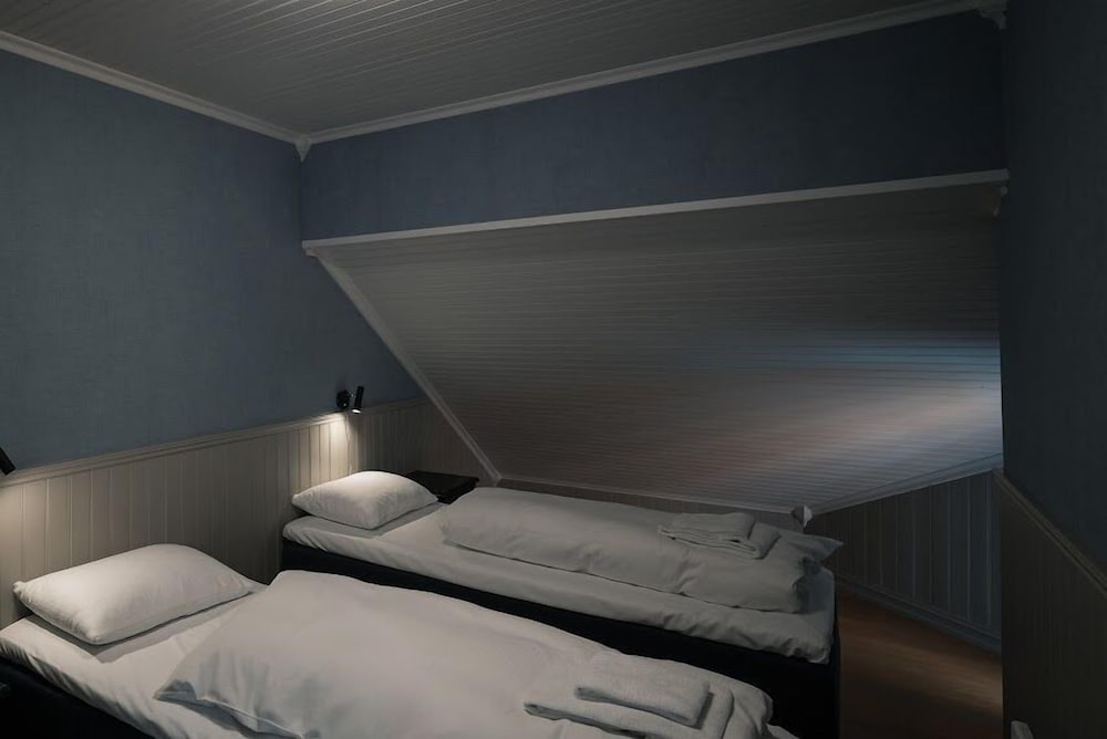 2 bedroom apartment with sleeping alcove photo 2