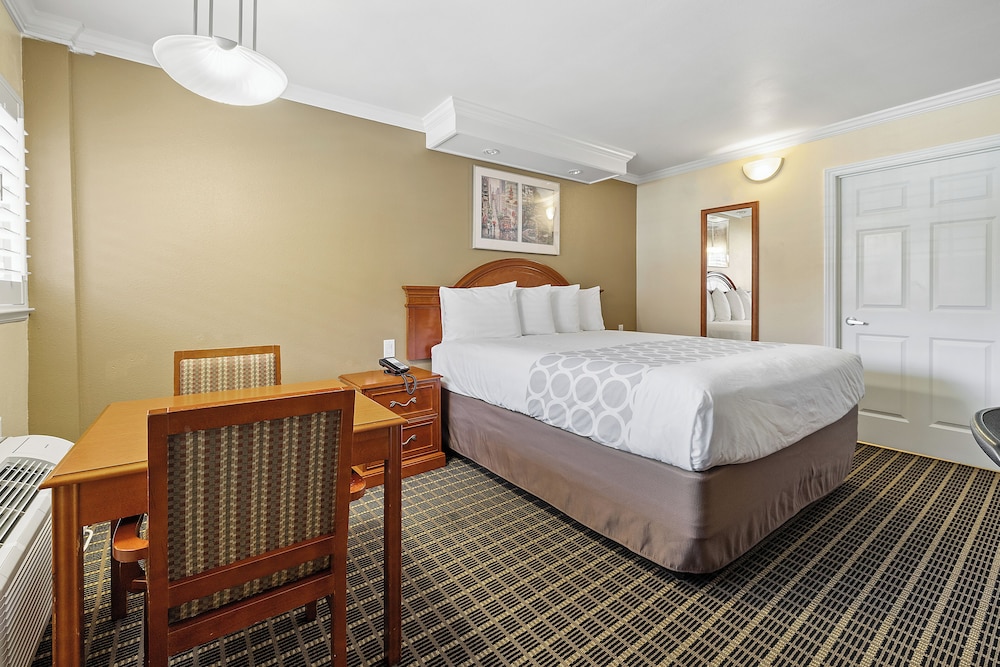 Standard Room, 1 King Bed - Photo 7