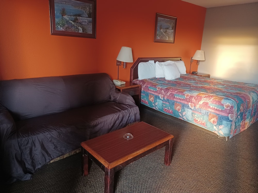 Room, 1 King Bed, Smoking - Photo 1