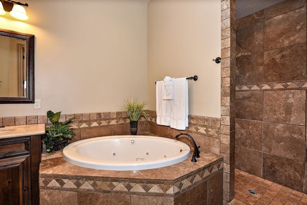Luxury Condo, 2 Bedrooms