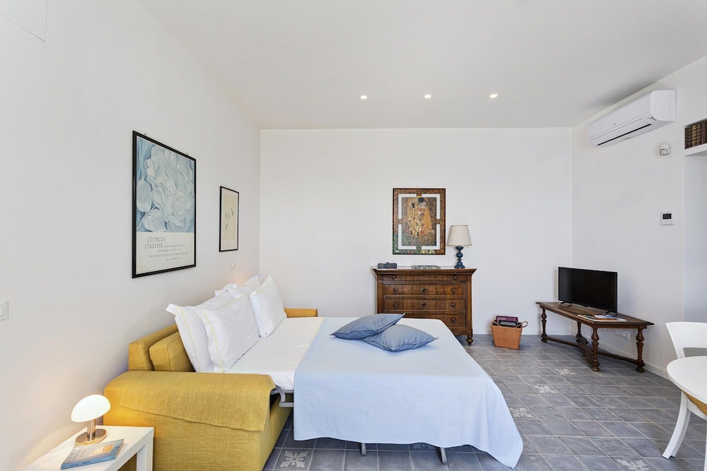 Apartment photo 2