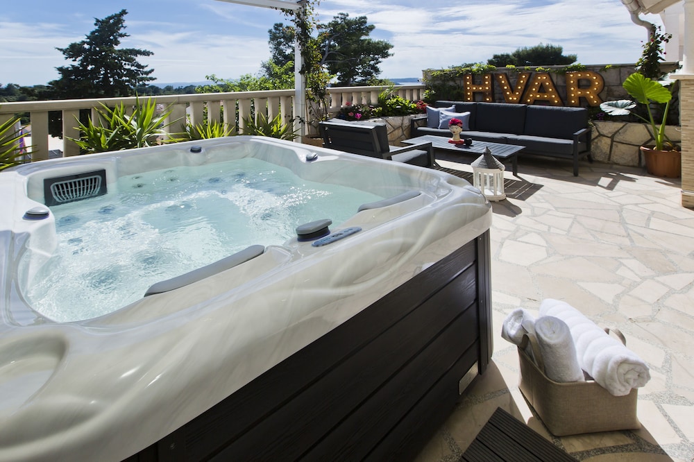 Exclusive Studio, Hot Tub, Partial Ocean View photo 3