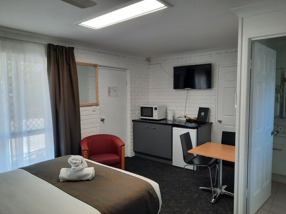 Superior Triple Room, Multiple Beds, Connecting Rooms, Pool View photo 2