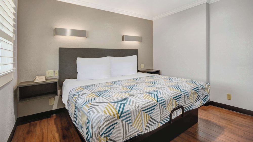 Standard Room, 1 King Bed, Non Smoking, Kitchenette - Photo 5